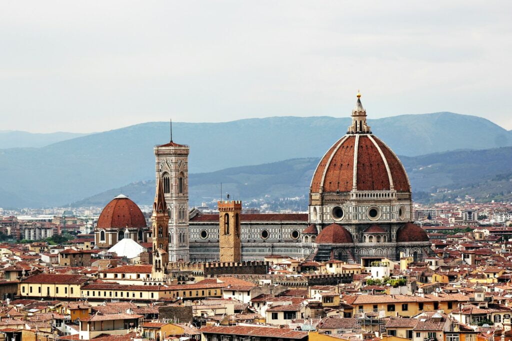 Bangunan kubah beton berwarna putih dan coklat pada siang hari di Florence - Perjalanan Solo di Italia