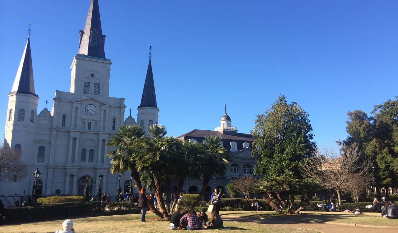 Katedral St. Louis berwarna putih di Jackson Square yang berumput di New Orleans, Louisiana