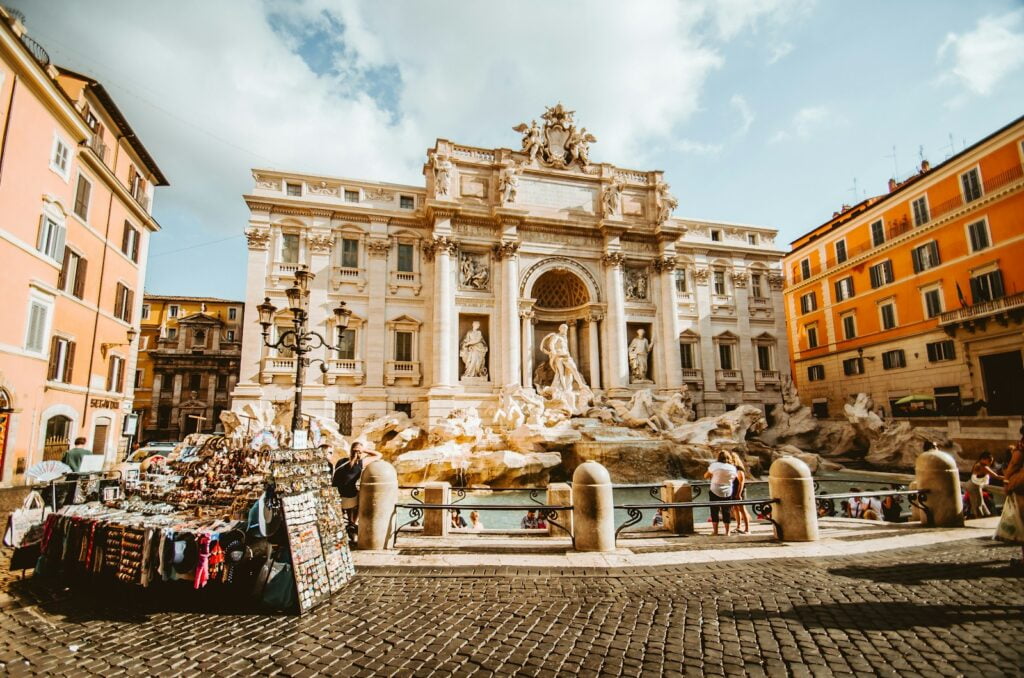 seorang pria berdiri di depan patung di Roma Perjalanan Solo di Italia